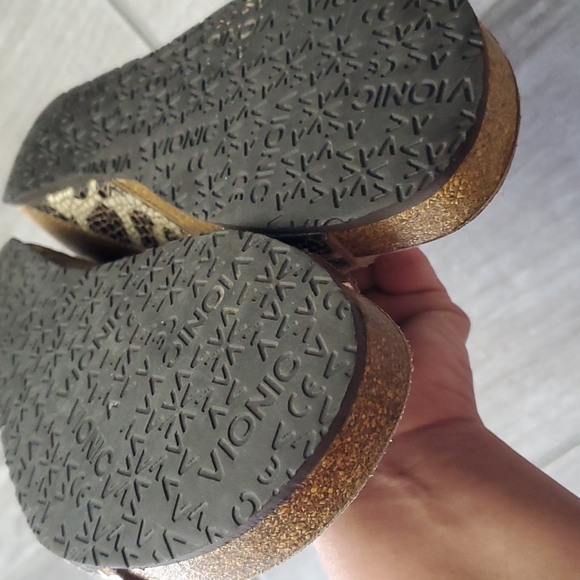 Vionic with Orthaheel Technology - Picture 10 of 12